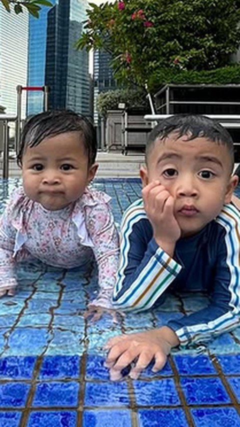 Potret Duo Gemas Rayyanza & Baby Lily Berenang Bareng, Netizen 'Sadar Gak Sih Kalian Tuh Mirip?'