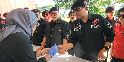 Kader PDIP Tangsel Cap Jempol Darah Dukung Megawati Soekarnoputri