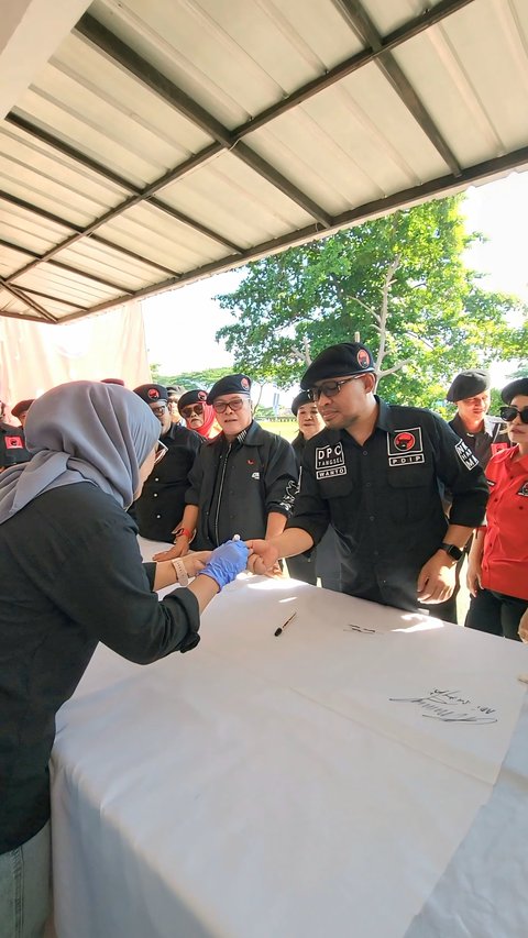 Kader PDIP Tangsel Cap Jempol Darah Dukung Megawati Soekarnoputri