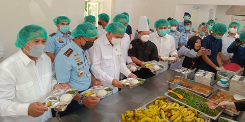 Potret Menu Makan Bergizi Gratis Hari Pertama di SD Halim Perdanakusuma