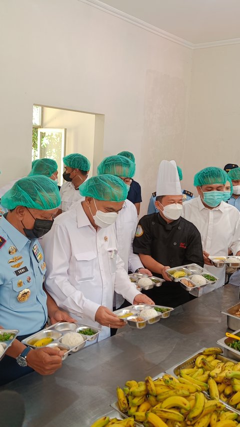 Potret Menu Makan Bergizi Gratis Hari Pertama di SD Halim Perdanakusuma