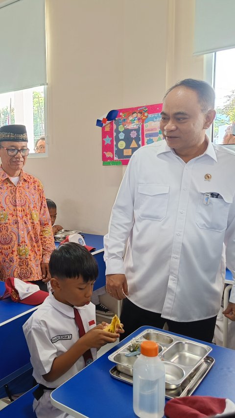 Tak Ada Susu di Menu Perdana Makan Bergizi Gratis, Budi Arie: Baru Uji Coba, Enggak Usah Berkecil Hati