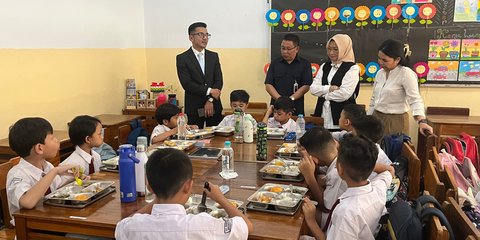 Makan Bergizi Gratis Serentak Dimulai, Siswa SD di Jakarta Bawa Sendok dan Botol Minum Sendiri