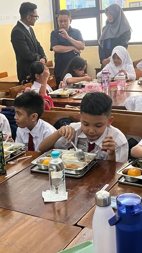 Makan Bergizi Gratis Serentak Dimulai, Siswa SD di Jakarta Bawa Sendok dan Botol Minum Sendiri