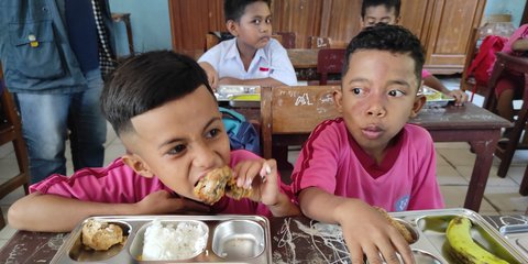 Lahapnya Anak Sekolah di Kupang Menyantap Makan Bergizi Gratis