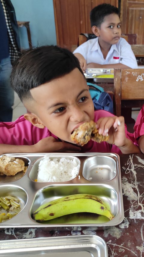 Lahapnya Anak Sekolah di Kupang Menyantap Makan Bergizi Gratis