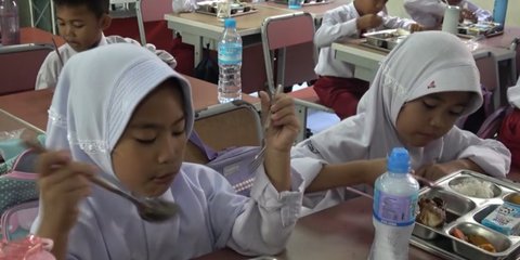 Tujuh Sekolah di Tangerang Selatan Dapat Makan Bergizi Gratis, Menunya Ayam Kecap hingga Jeruk dan Susu