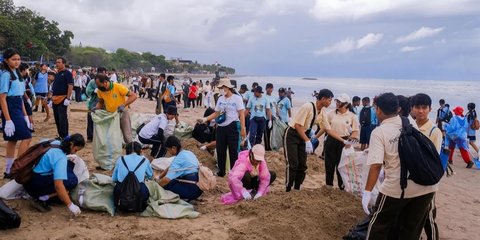 Pantai Bali Kotor karena Kiriman Sampah Plastik, Aksi Bersih-bersih Jadi Sorotan Dunia