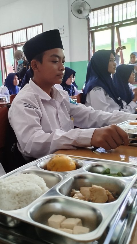 Senangnya Siswa di Bekasi dapat Makan Bergizi Gratis: Uang Jajan Bisa Ditabung