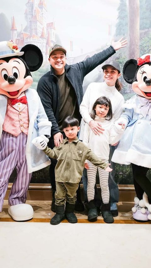 Keluarga Idaman, Potret Seru Liburan Glenn Alinskie & Chelsea Olivia Bersama Anak-anak ke Disneyland Shanghai