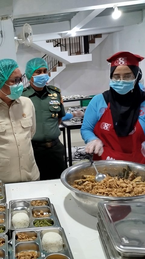 Cerita dari Balik Dapur Makan Bergizi Gratis, Ada Tambahan Ekonomi Keluarga Para Pekerja