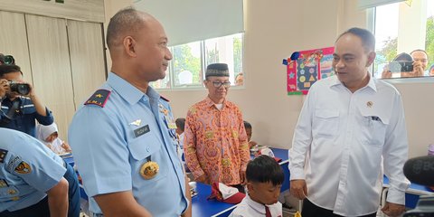 VIDEO: Hari Pertama Makan Bergizi Gratis Dimulai, Tak Ada Susu saat Ditinjau Menteri Budi Arie