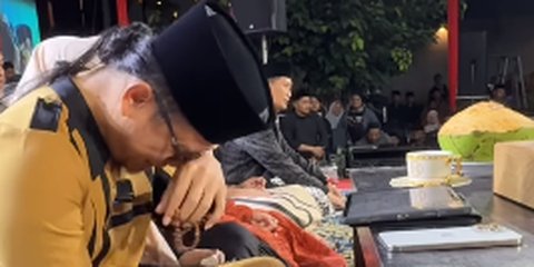 VIDEO: Lama Hilang, Gus Miftah Muncul Nangis di Atas Panggung saat Ceramah di Ponpes