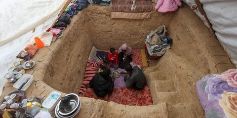 FOTO: Lelah Berkali-kali Mengungsi, Pria di Jalur Gaza Gali Lubang untuk Berlindung dari Serangan Israel