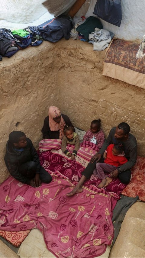 FOTO: Lelah Berkali-kali Mengungsi, Pria di Jalur Gaza Gali Lubang untuk Berlindung dari Serangan Israel