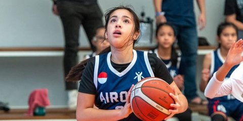 Cantik Menawan, Potret Kece Mikhayla Bakrie Anak Nia Ramadhani Main Basket - Pesonanya 11 12 dengan Sang Mama