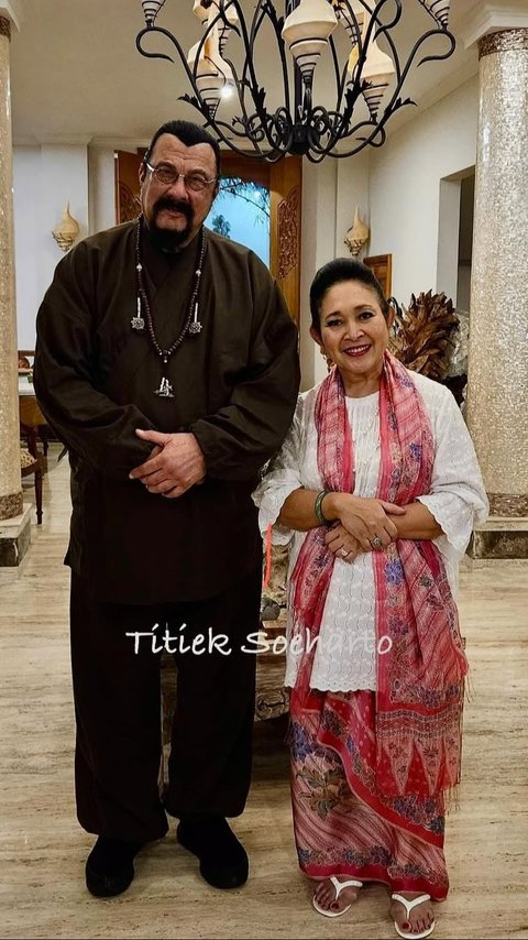 ⁠20 Tahun Tidak Bertemu, Titiek Soeharto Unggah Foto Bareng Aktor Laga Steven Seagal 'Sahabat Lama'