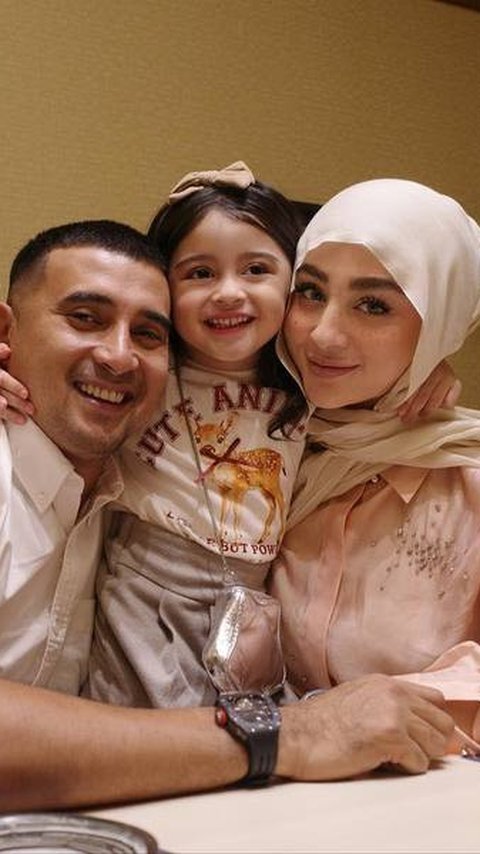 Makin Cantik dengan Rambut Panjang, Potret Terbaru Guzel Anak Ali Syakieb yang Disebut Kayak Boneka Hidup