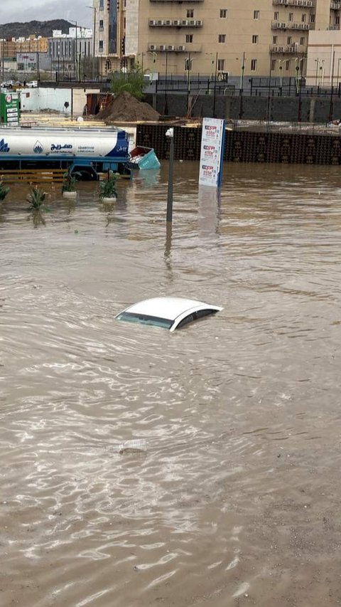 FOTO: Penampakan Banjir Parah Terjang Mekkah, Mobil-Mobil Tenggelam dan Bus Terjebak