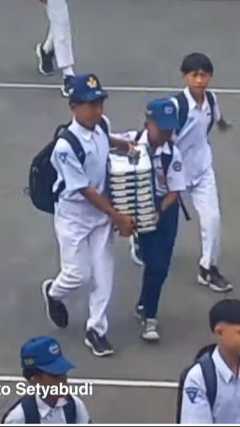 VIDEO: Miris Siswa SMP Lemas sampai Pucat Menahan Lapar, Makan Bergizi Gratis Telat 1,5 Jam di Garut