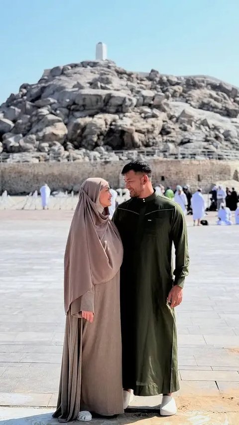 Cantik Berhijab, 6 Potret Atiqah Hasiholan saat Umrah Bareng Rio Dewanto dan Anak Gadisnya