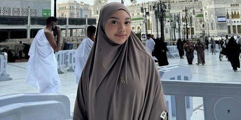 Cantiknya Naura Ayu Berhijab Selama Umrah, Penampilannya Bikin Hati Adem Meski Tetap Ada yang Nyinyir Soal Outfit