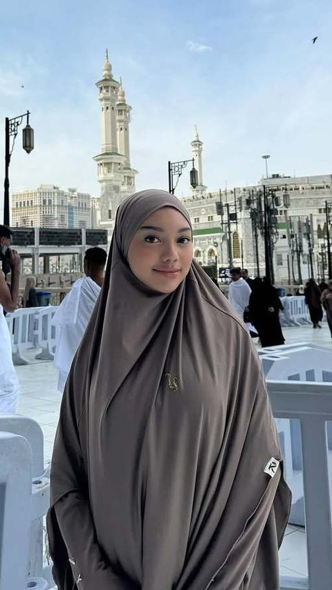 Cantiknya Naura Ayu Berhijab Selama Umrah, Penampilannya Bikin Hati Adem Meski Tetap Ada yang Nyinyir Soal Outfit