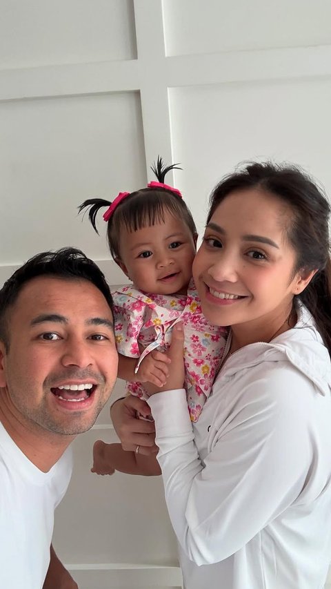 Tampil dengan Rambut Kuncir 2, Intip Potret Menggemaskan Baby Lily Foto Bareng Raffi Ahmad dan Nagita Slavina