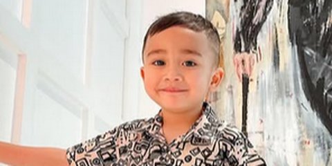 Disebut Penerus Raffi Ahmad, Potret Rayyanza Berpose Bak Model Cilik Pakai Seragam Sekolah di Rumah Curi Perhatian