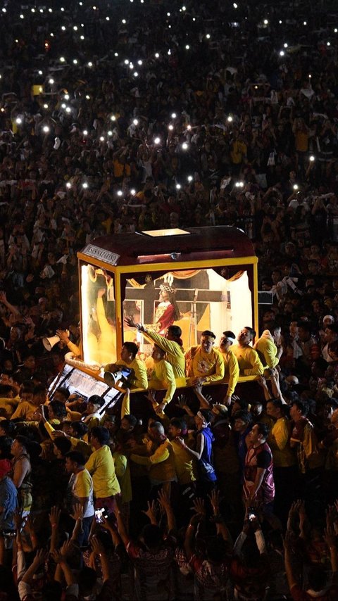 FOTO: Penampakan Lautan Manusia Berdesakan Arak Patung Yesus Black Nazarene di Filipina