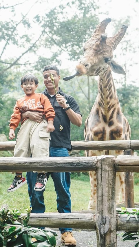 7 Potret Gala Sky Asik Foto Bareng Jerapah di Taman Safari, Tapi Tiba-Tiba Histeris dan Menangis Gara-Gara Ini