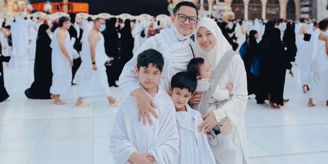 Potret Alyssa Soebandono & Dude Harlino Umrah Bareng Anak-anak, Si Bungsu Lucu Menggemaskan Curi Perhatian