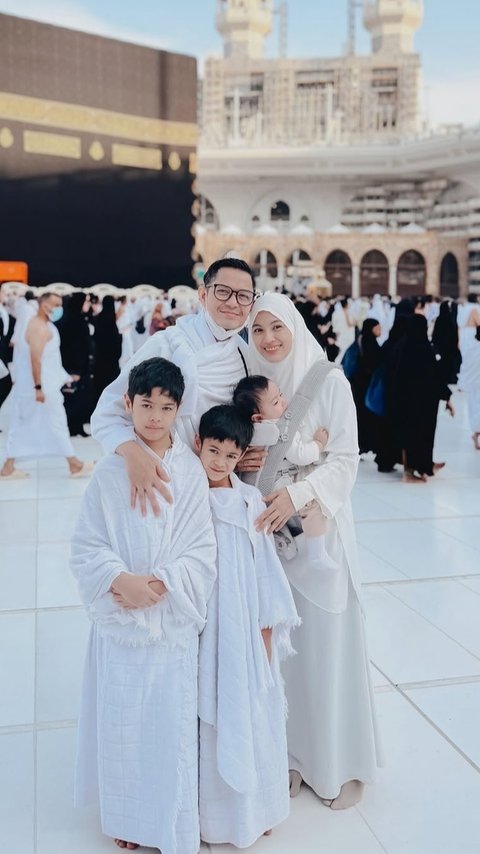 Potret Alyssa Soebandono & Dude Harlino Umrah Bareng Anak-anak, Si Bungsu Lucu Menggemaskan Curi Perhatian