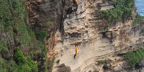 Menegangkan, Detik-Detik Evakuasi WNA Ditemukan Tewas di Bawah Tebing Uluwatu Bali