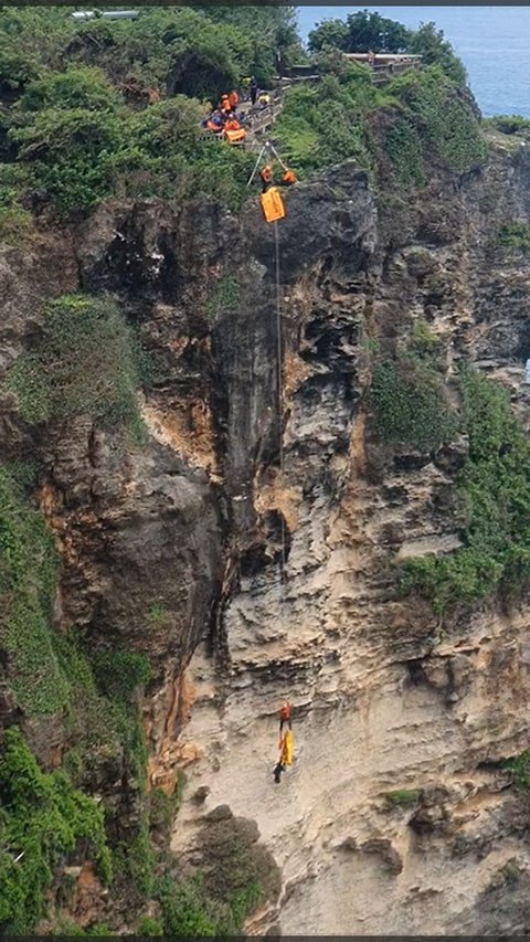 Menegangkan, Detik-Detik Evakuasi WNA Ditemukan Tewas di Bawah Tebing Uluwatu Bali