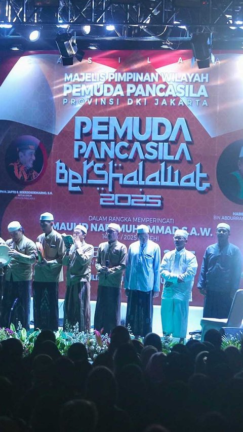 FOTO: Ribuan Warga Padati Tugu Proklamasi, Pemuda Pancasila Gelar Doa untuk Negeri