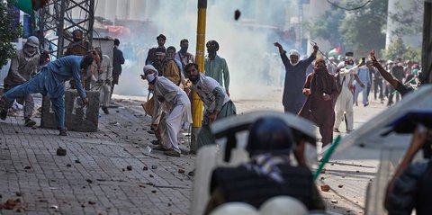 FOTO: Suasana Memanas di Lahore: Pendukung TLP Bentrok dengan Polisi Jelang Pawai Pro-Palestina