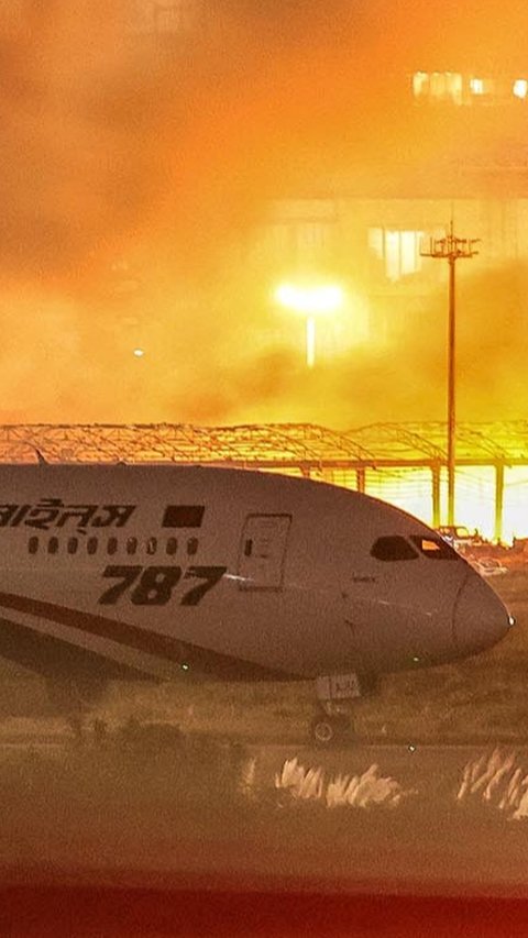 FOTO: Kebakaran Dahsyat Lumpuhkan Bandara Internasional Dhaka, Seluruh Penerbangan Dibatalkan