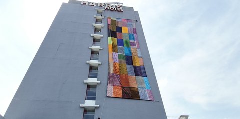Peringati Hari Batik, Hotel di Solo Bentangkan Kain Batik Terbesar di Fasad