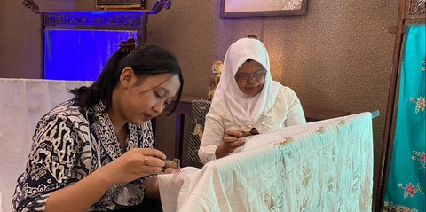 Tamu Hotel di Solo Belajar Nyanting di Momen Hari Batik