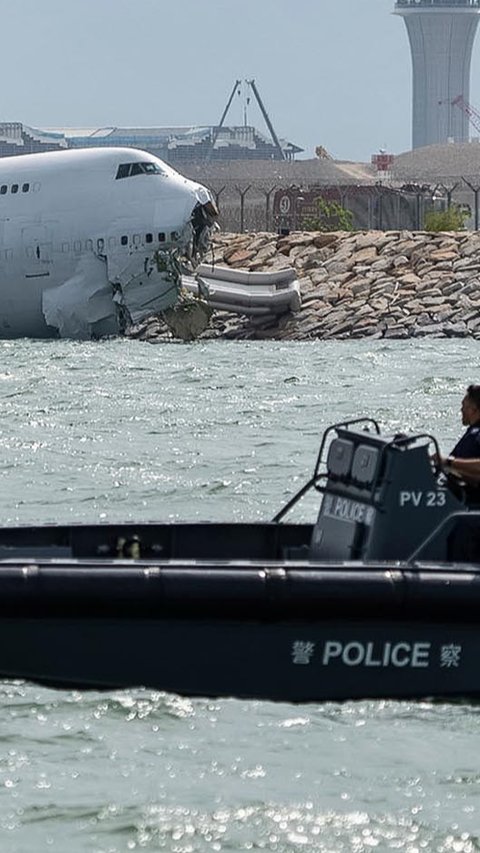 FOTO: Pesawat Kargo Tergelincir ke Laut di Bandara Hong Kong, Dua Tewas