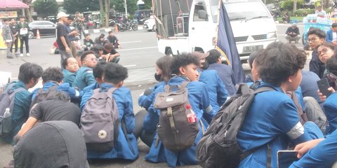 {{caption}}