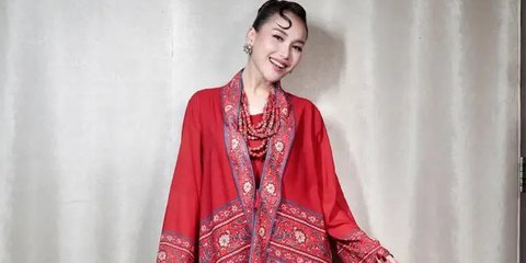 Cantik dan Elegan, 8 Potret Ayu Ting Ting Mengenakan Batik Tampil Anggun