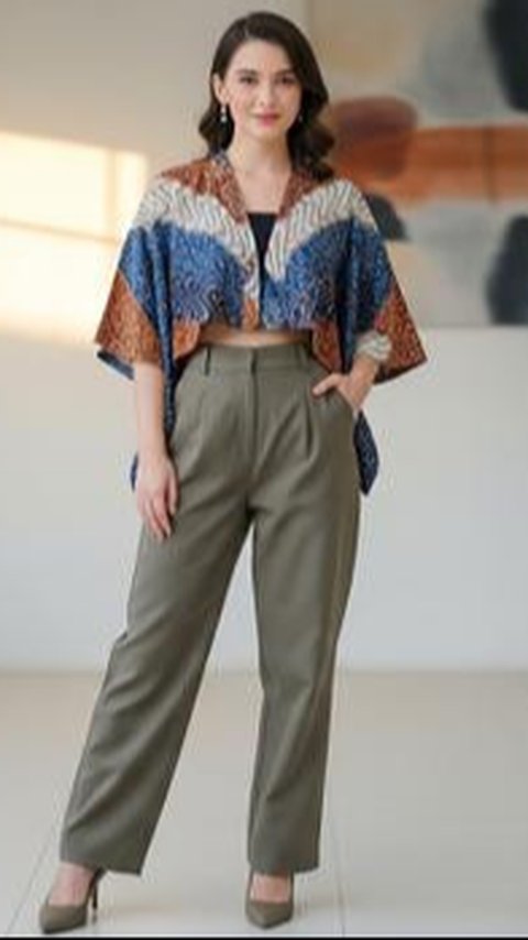 8 Model Atasan Batik Kimono Wanita yang Stylish dan Modern 2025, Mudah Dipadupadankan