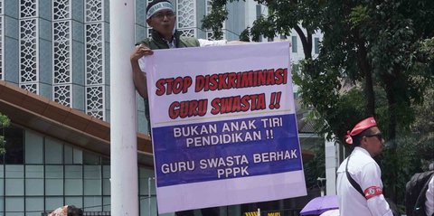 FOTO: Demo Guru Madrasah Swasta Tuntut Diangkat Jadi PPPK