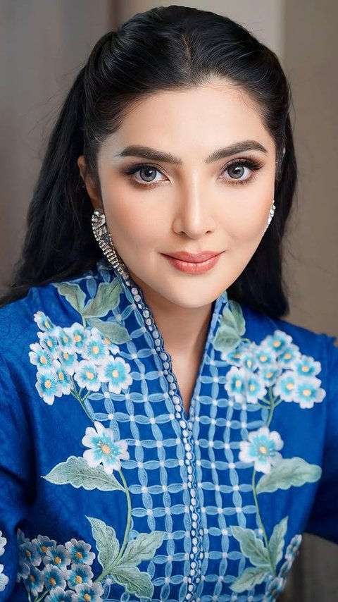 7 Mix and Match Batik ala Ashanty, Tampil Elegan di Segala Acara dengan Mudah