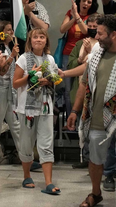 FOTO: Greta Thunberg Dideportasi Israel, Kecam Genosida di Gaza Setibanya di Yunani