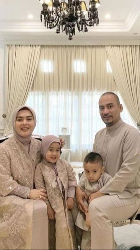 Intip Ruang Keluarga Aisyahrani, Perpaduan Modern Klasik dan Batu Alam yang Mewah