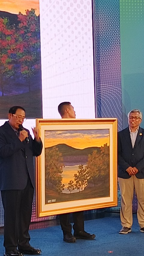 SBY Tuangkan Kenangan di Bandung Lewat Lukisan 