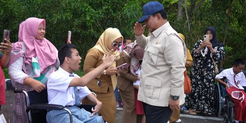 Sikap Sempurna Sambil Hormat, Momen Haru Presiden Prabowo Peluk Cium Anak-Anak Disabilitas di Babel
